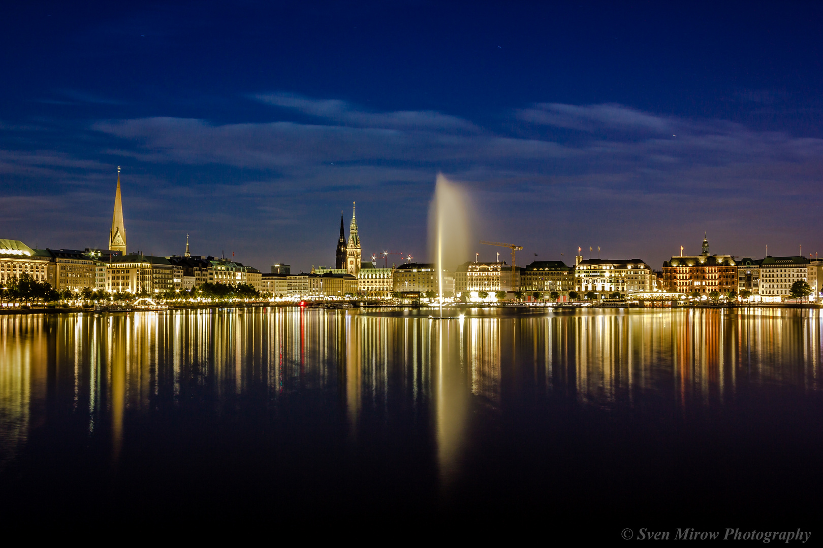 Blick auf die Binnenalster mit Wasserfontäne, Rathaus, Jacobikirche...