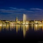 Blick auf die Binnenalster mit Wasserfontäne, Rathaus, Jacobikirche...