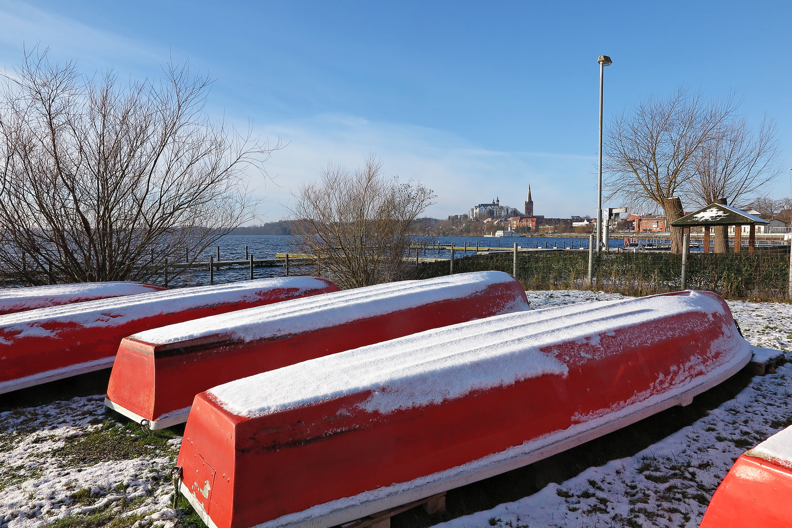 Blick auf die Boote im Winterschlaf am Großen Plöner See