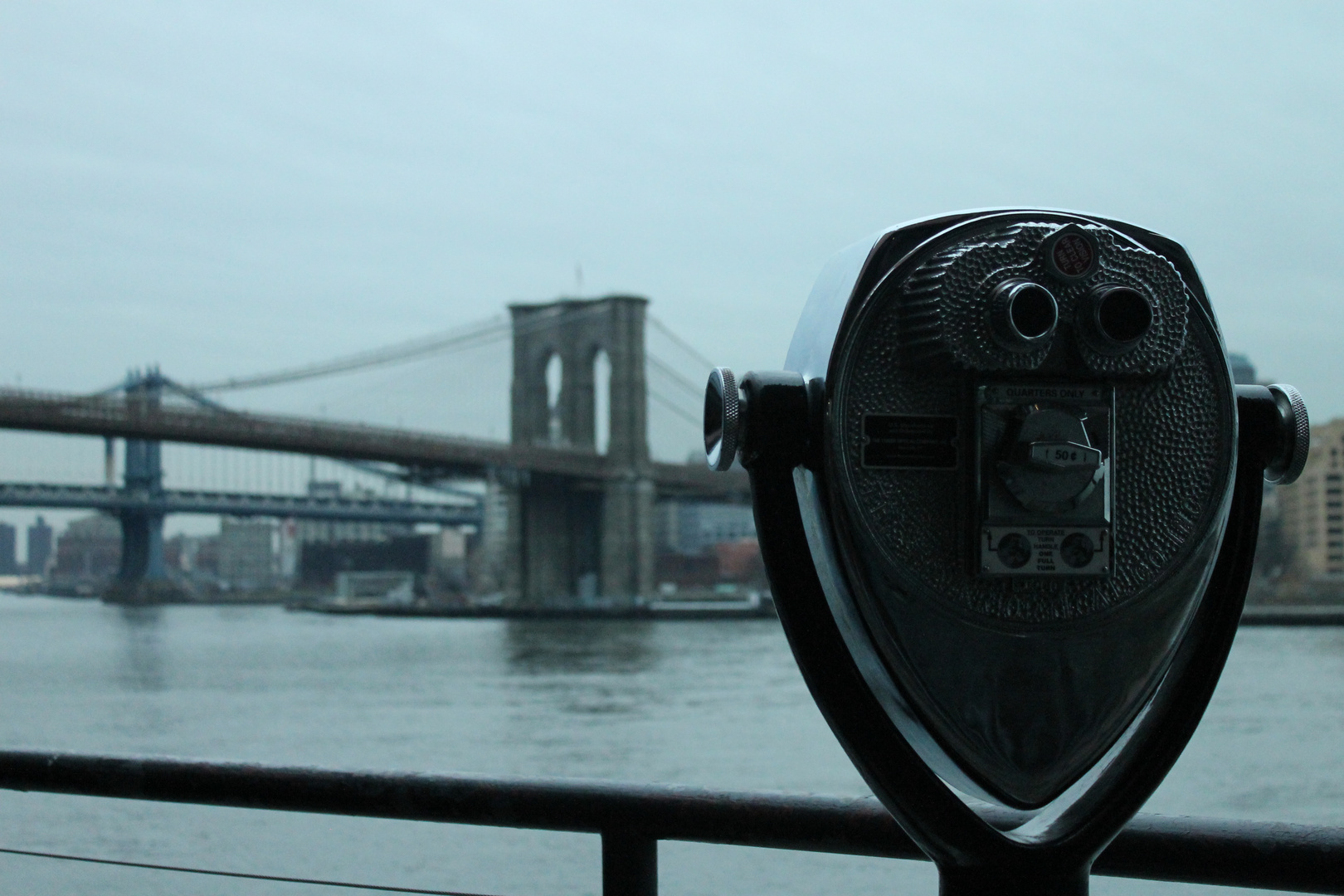 Blick auf die Brooklyn Bridge von South Street Seaport