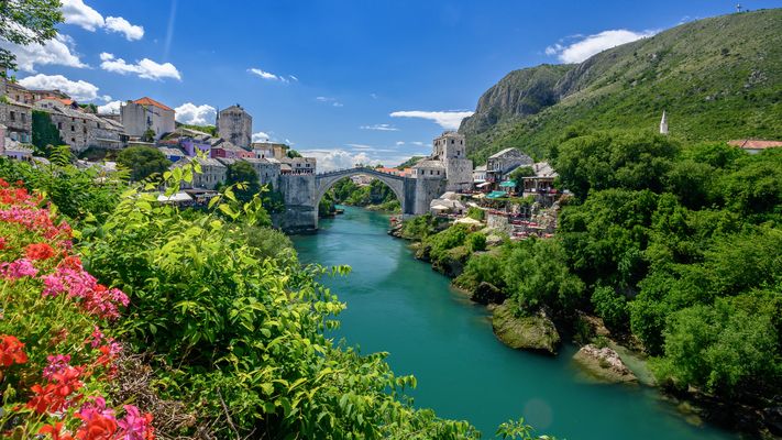 Blick auf die Brücke Stari most in Mostar