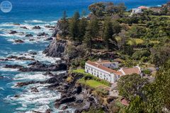 Blick auf die Caloura-Bucht mit Igreja de Nossa Senhora das Dores