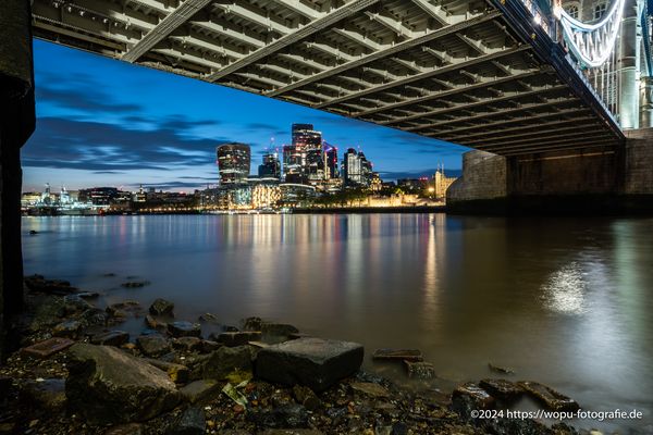 Blick auf die City of London bei Nacht