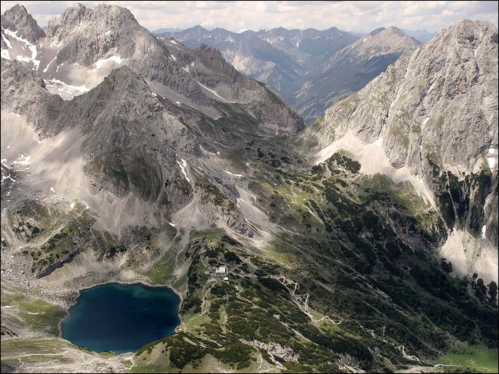 Blick auf die Coburger Hütte und den Drachensee