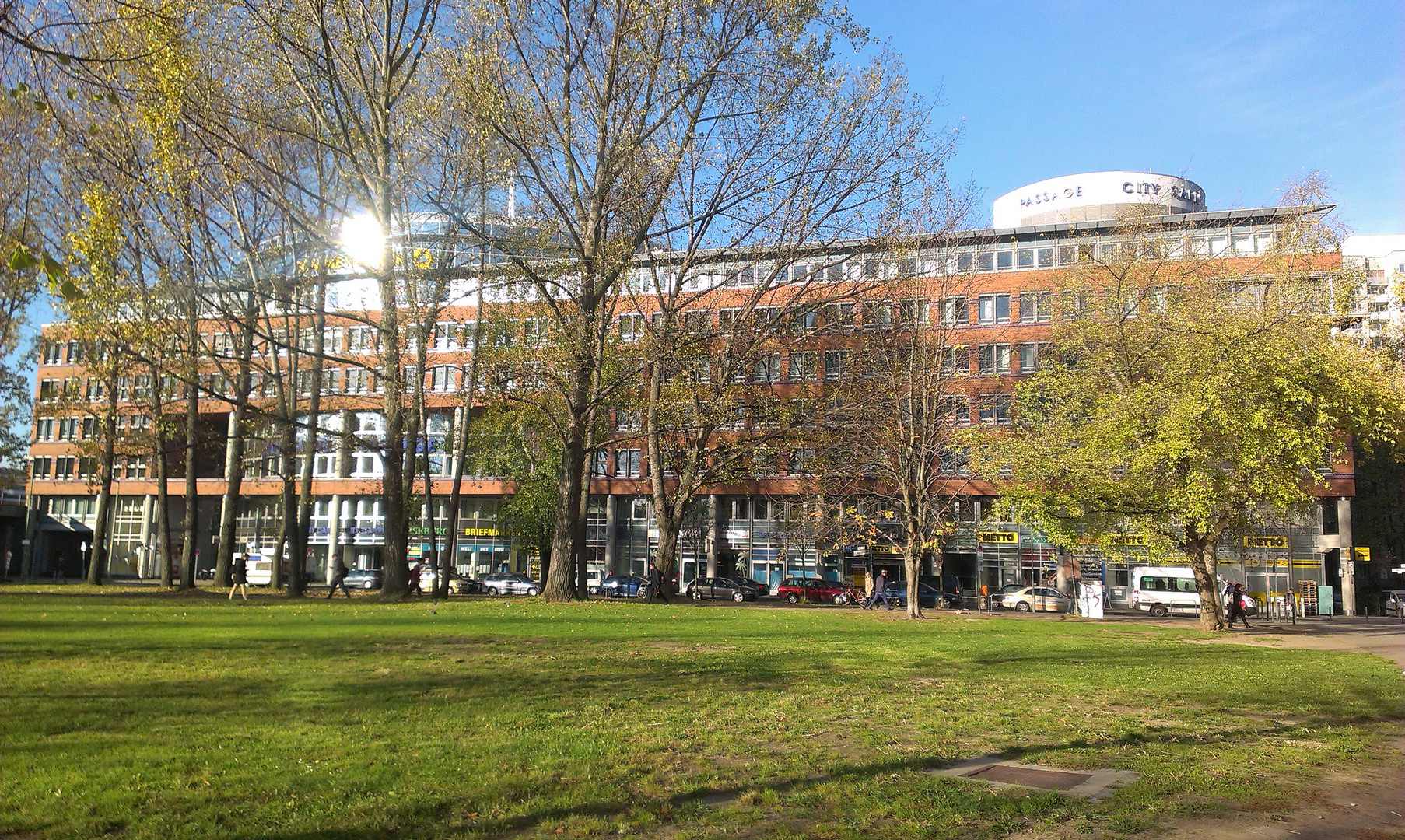 Blick auf die Commerz-Bank Filiale am Ostbahnhof