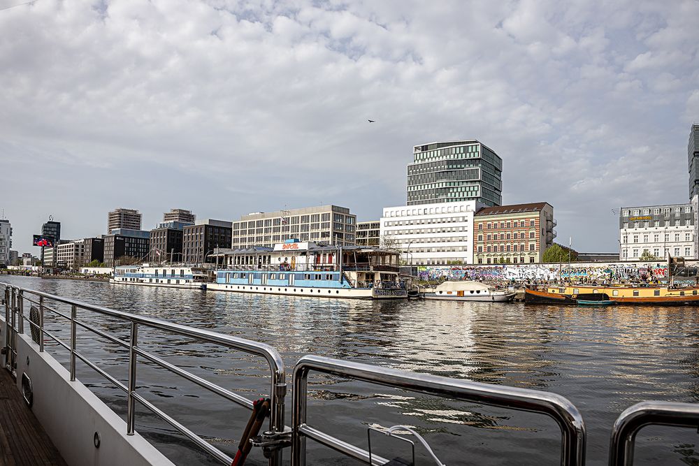 Blick auf die Eastside Gallery von der Spree