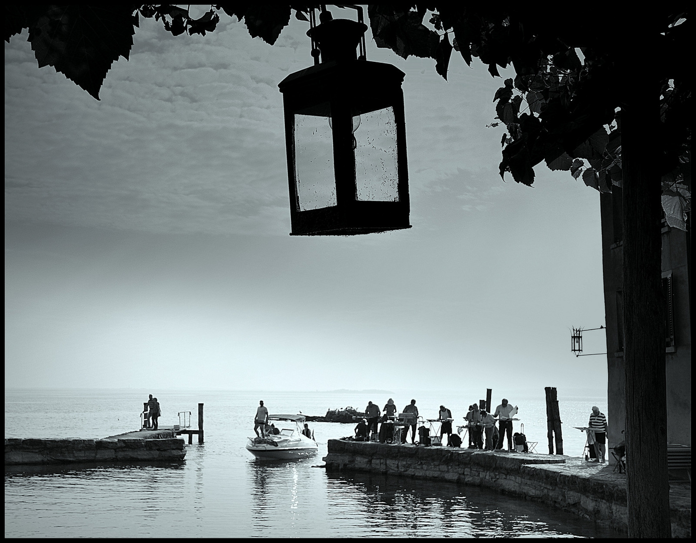 Blick auf die Einfahrt zum kleinen Hafen der Punta San Vigilio