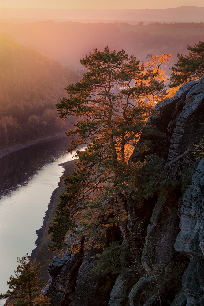 Blick auf die Elbe von der Basteibrucke im Sonnenuntergang