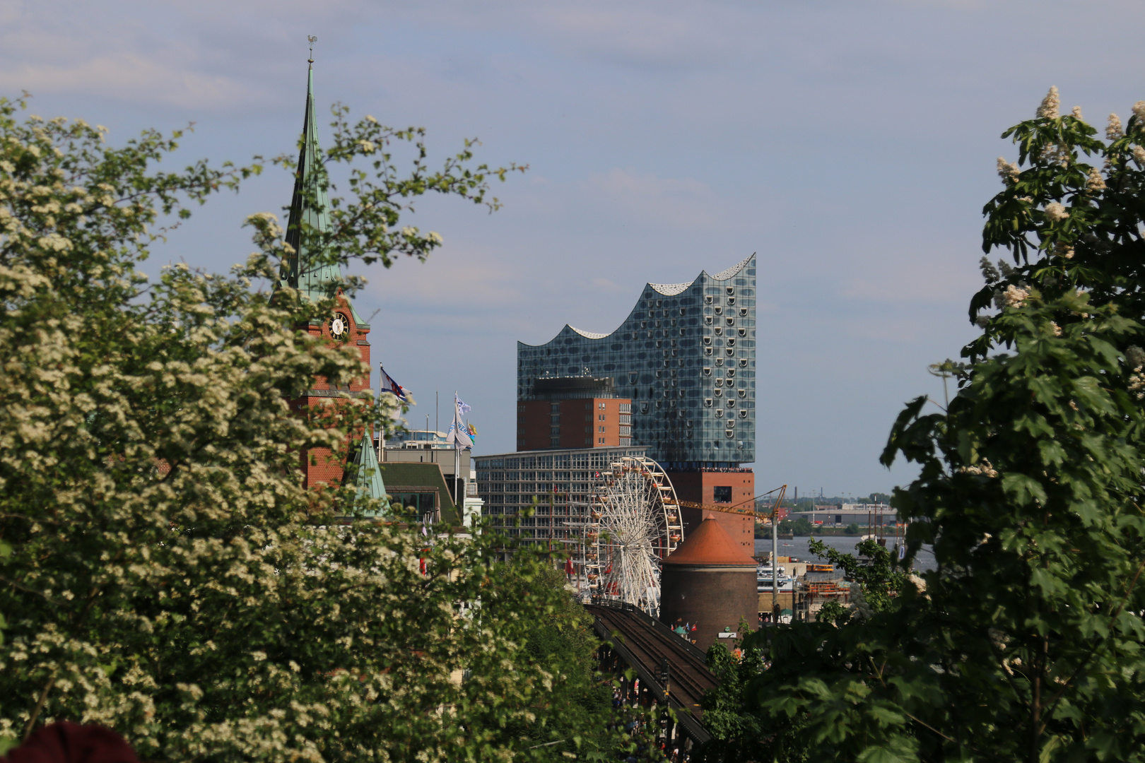 Blick auf die Elbphilharmonie...