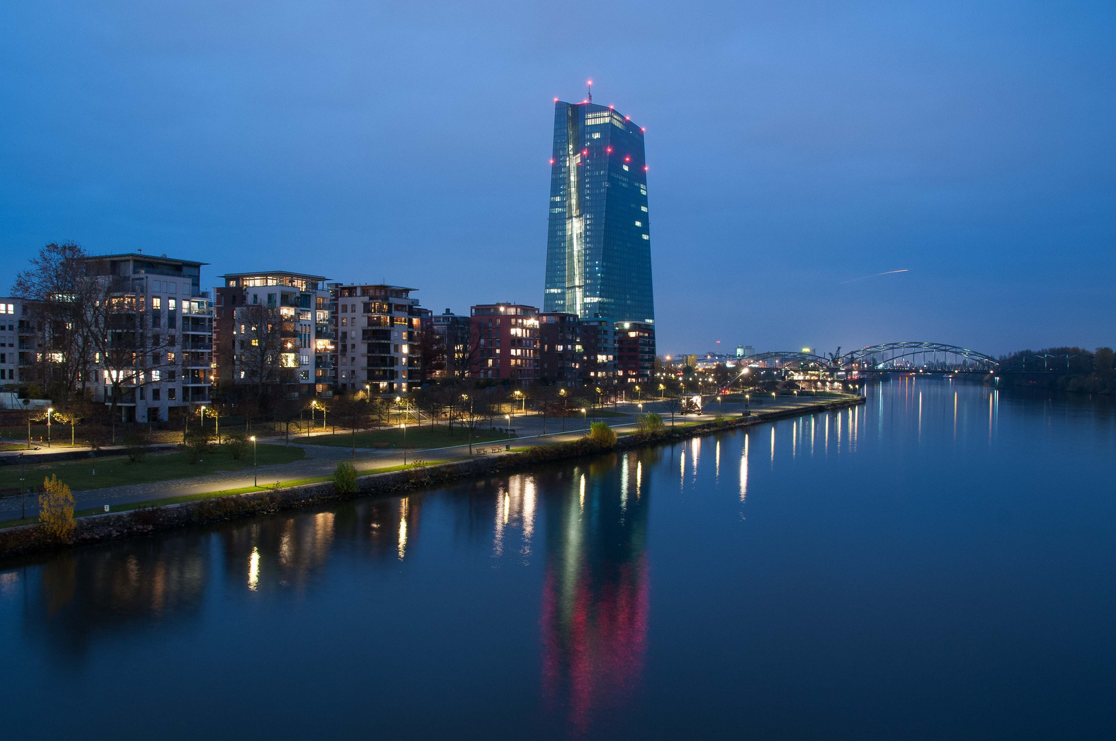 Blick auf die Europäische Zentralbank von der Ignatz-Bubis-Brücke