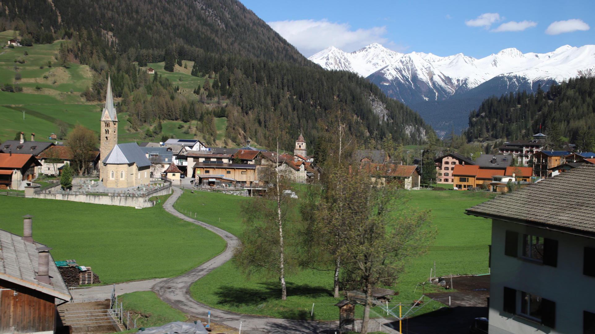 Blick auf die evangelisch-reformierte-Kirche in Bergün