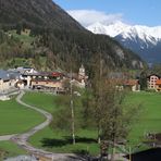 Blick auf die evangelisch-reformierte-Kirche in Bergün