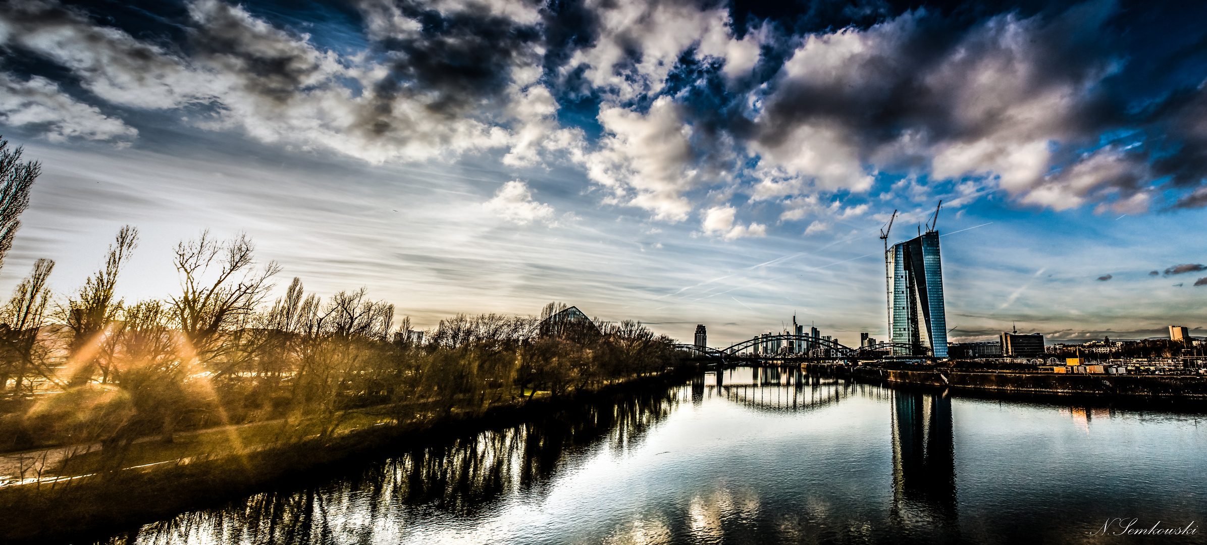 Blick auf die FFm-Skyline von der neuen Osthafenbrücke