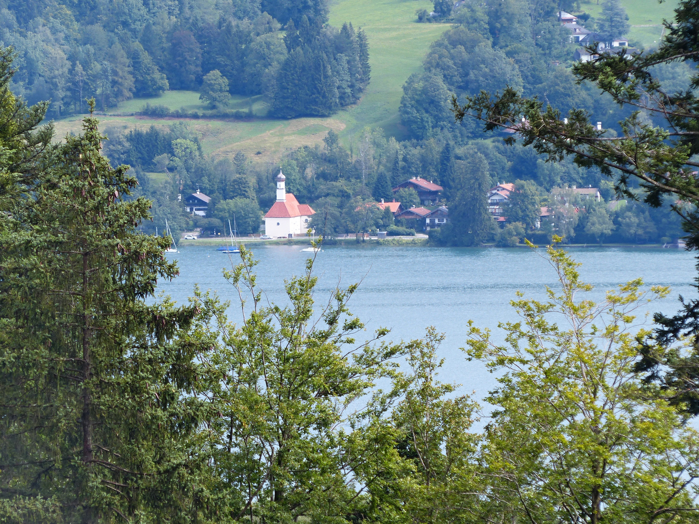 Blick auf die Filialkirche St. Quirin