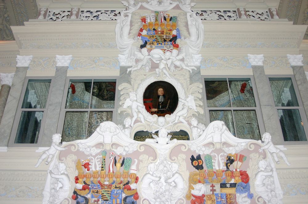 Blick auf die Fürstenloge mit Wappen in der Schlosskirche