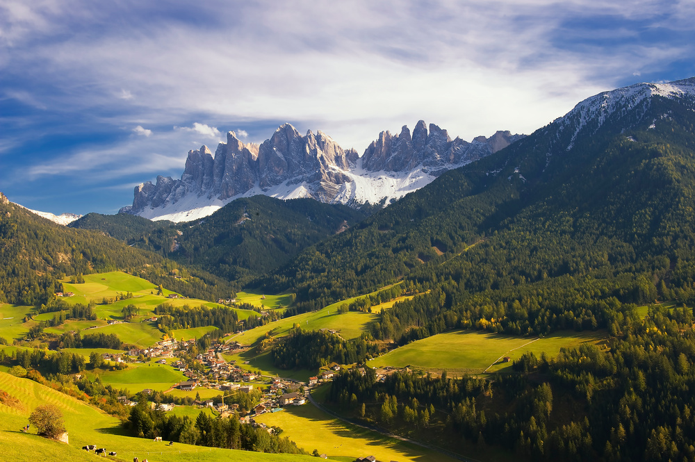 Blick auf die Geislerspitzen mit St. Johann / Südtirol Foto & Bild