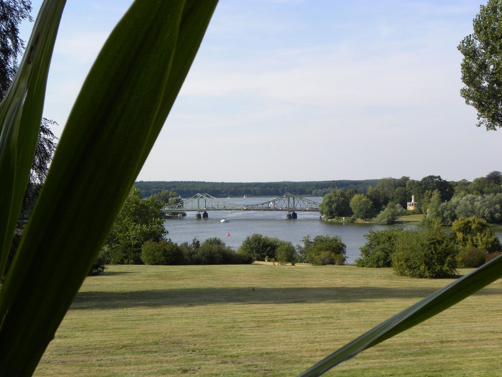 Blick auf die Glienicker Brücke vom Park Babelsberg