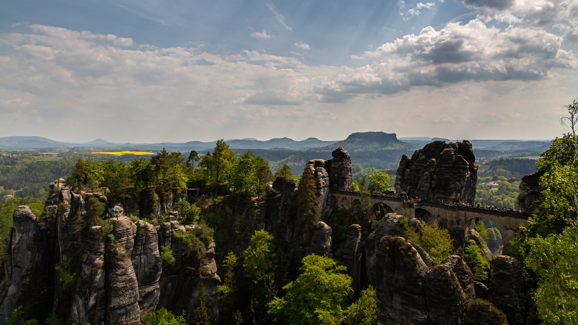 Blick auf die gut besuchte Bastei