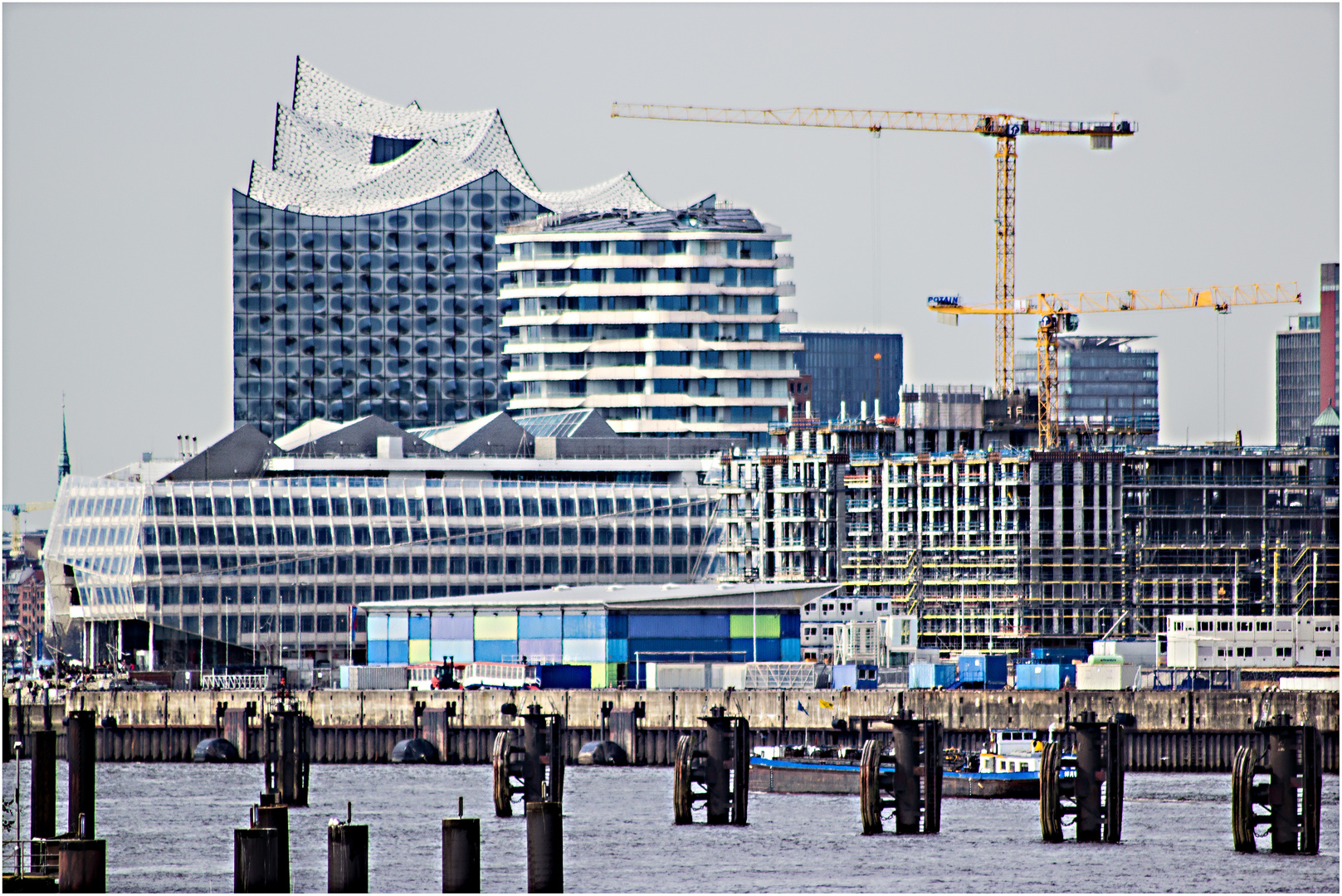 Blick auf die Hamburger HAFENCITY ...