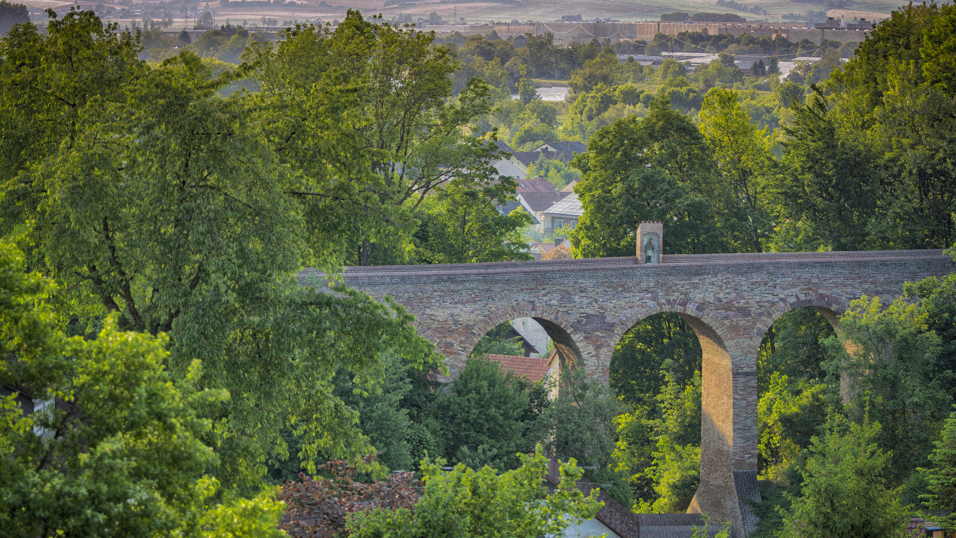 Blick auf die Hochbrücke, dem Wahrzeichen von Dingolfing