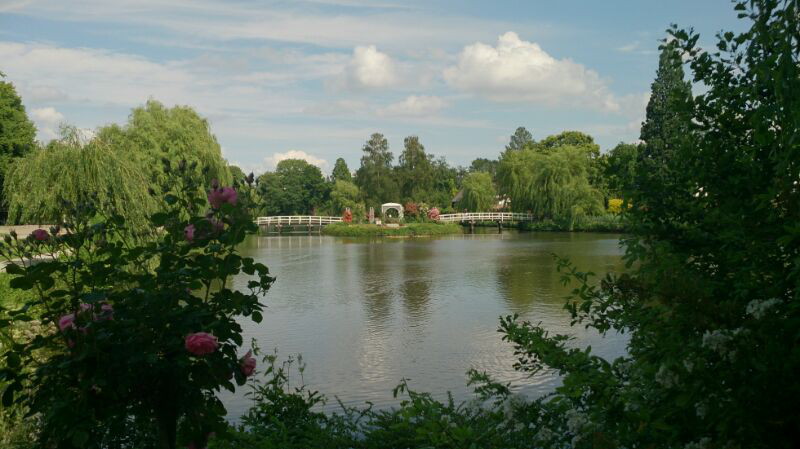 Blick auf die Hochzeitsinsel im Rosarium