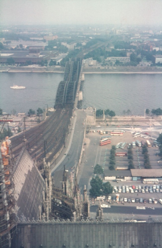 Blick auf die Hohenzollern Brücke in Köln