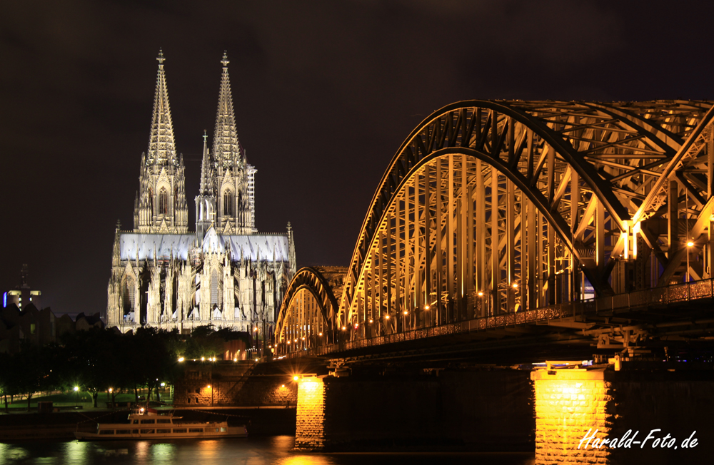 Blick auf die Hohenzollernbrücke und den Dom