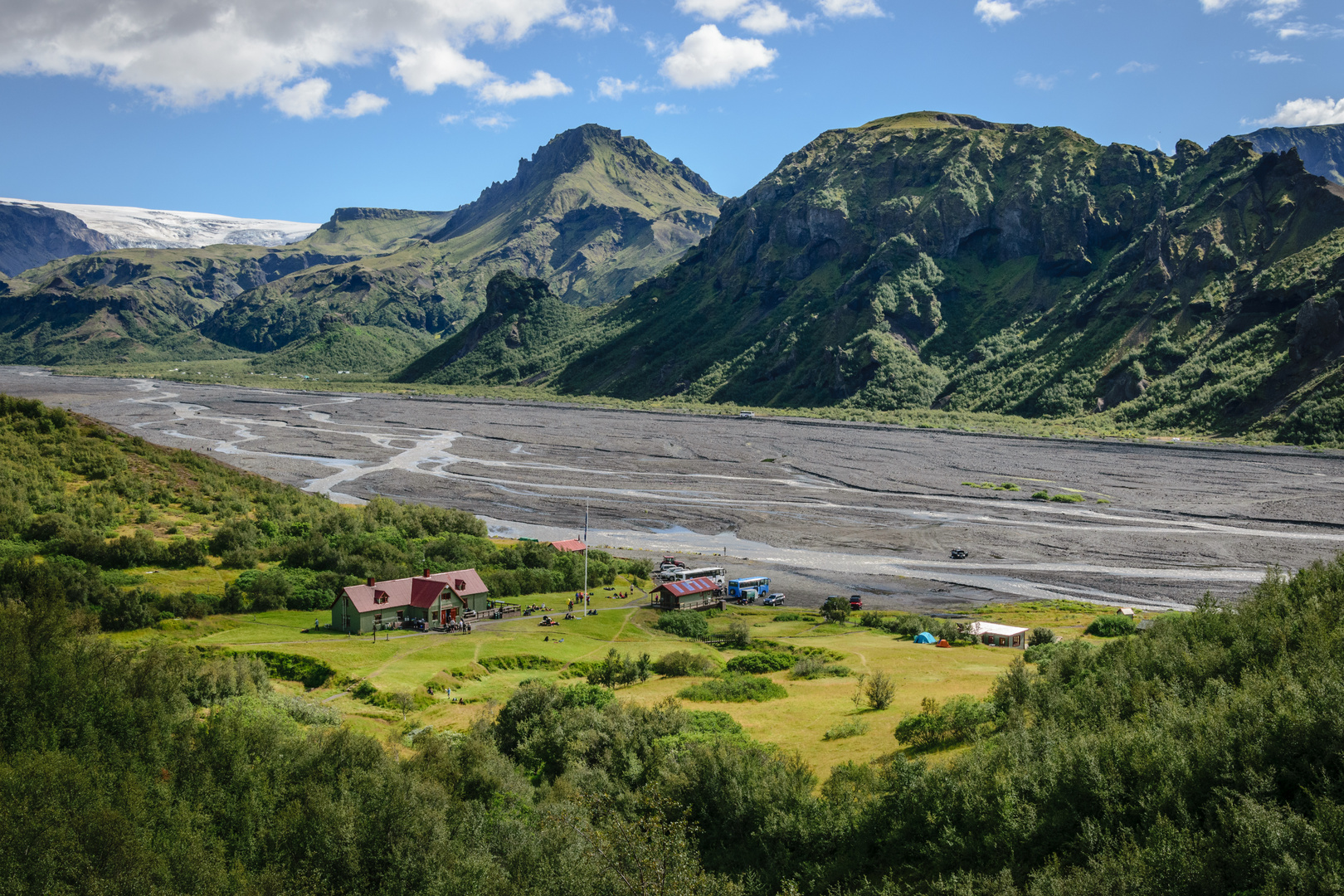 Blick auf die Hütte Skagfjörðsskáli und den Fluss Krossá (Þórsmörk), Island