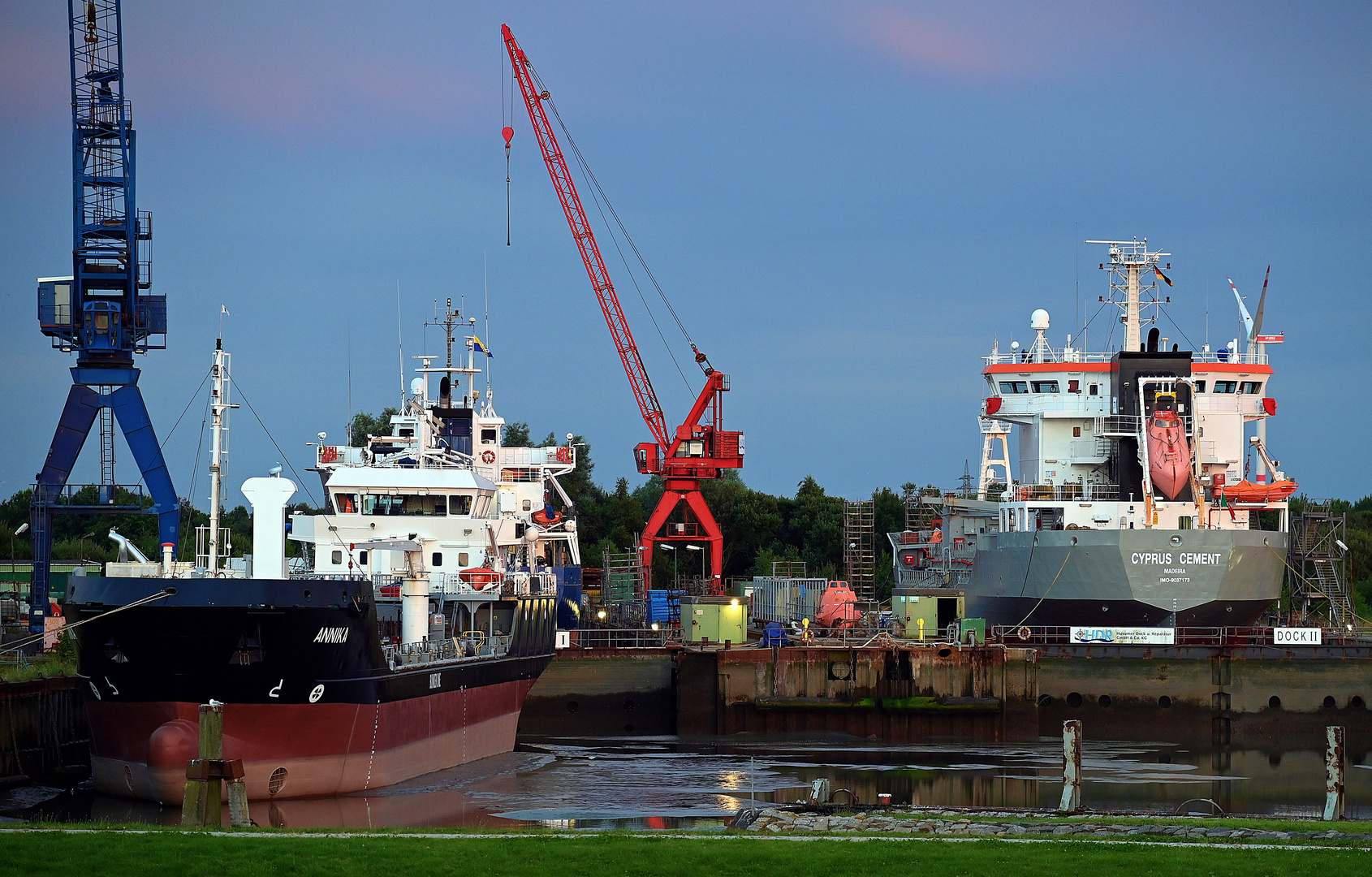 Blick auf die Husumer Schiffswerft am Abend