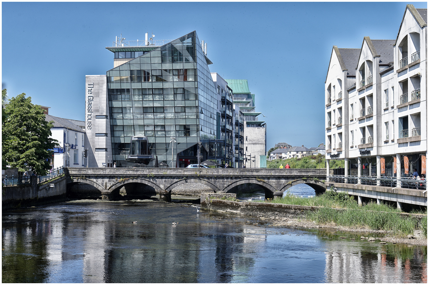 Blick auf die Hyde Bridge in Sligo und Hotel "The Glasshouse"