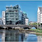 Blick auf die Hyde Bridge in Sligo und Hotel "The Glasshouse"