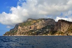 Blick auf die Insel Capri im Golf von Neapel
