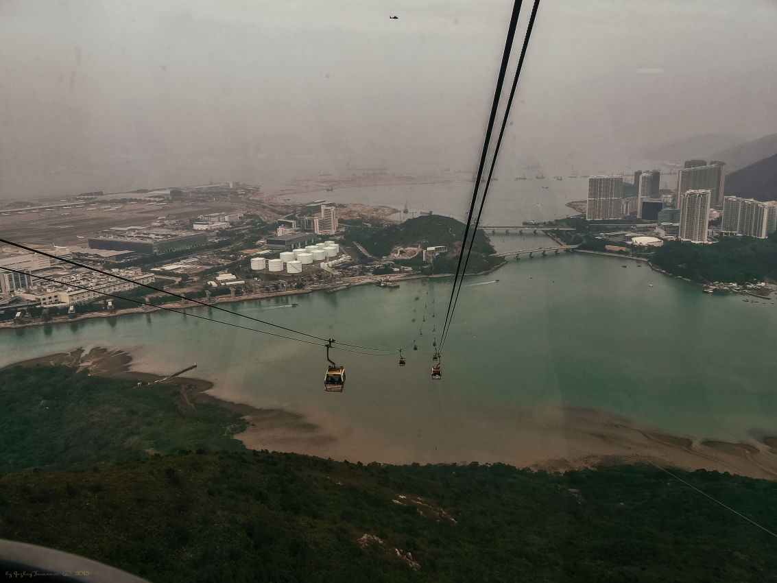 Blick auf die Insel Lantau und Hongkong mit Ngong Ping 360 Seilbahn (Ngong Ping 360)