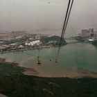 Blick auf die Insel Lantau und Hongkong mit Ngong Ping 360 Seilbahn (Ngong Ping 360)