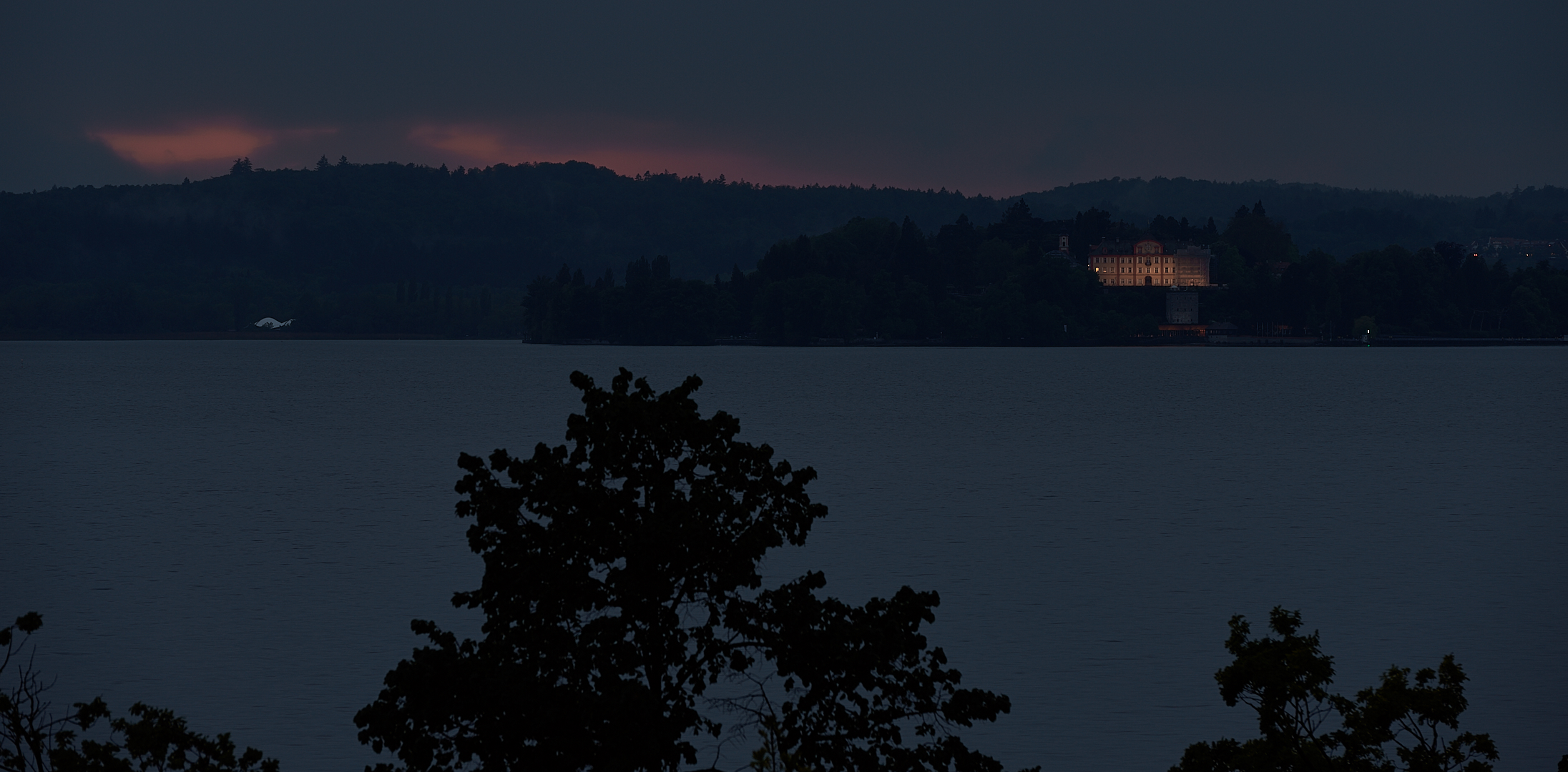 Blick auf die Insel Mainau und das Barockschloss im letzten Abendlicht, aufgenommen... 