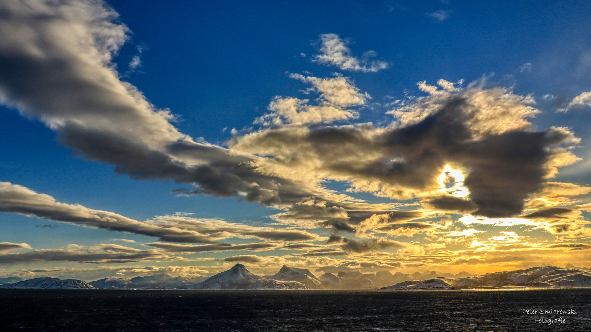 Blick auf die Inselgruppe Lofoten bei Sonnenaufgang
