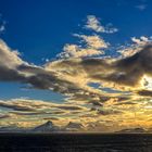 Blick auf die Inselgruppe Lofoten bei Sonnenaufgang