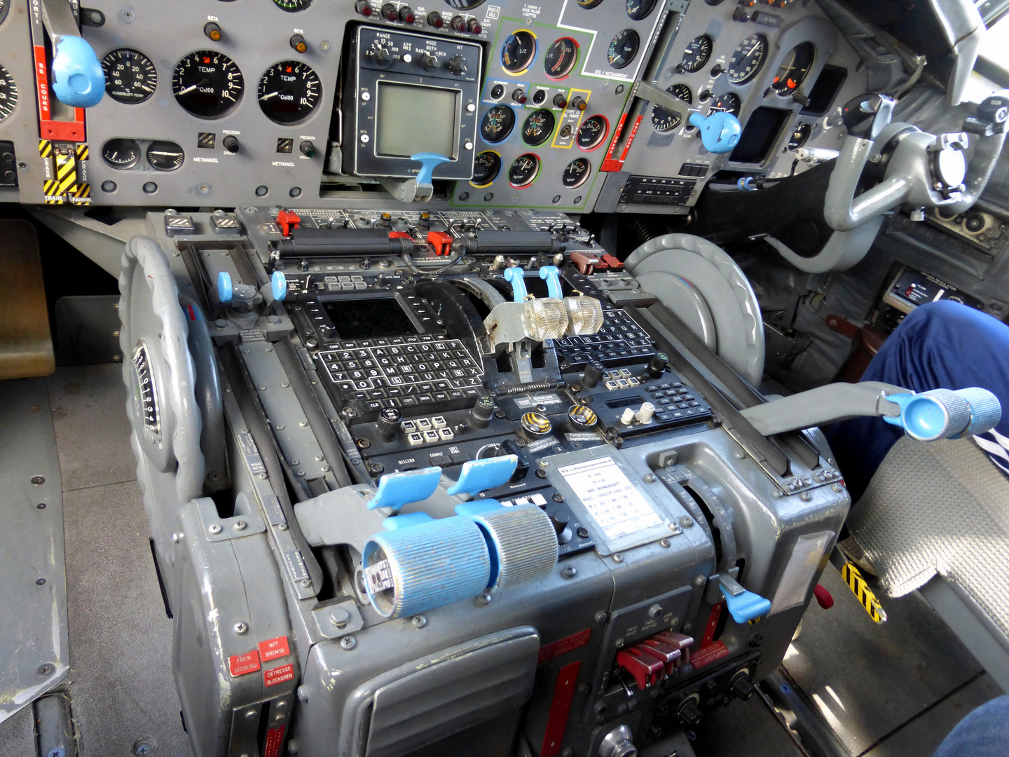 Blick auf die Instrumente im Cockpit