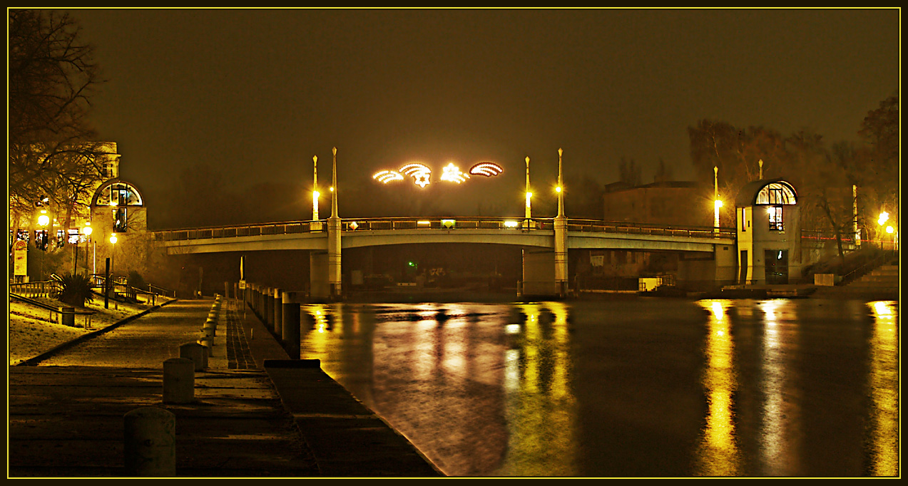 Blick auf die Jahrtausendbrücke