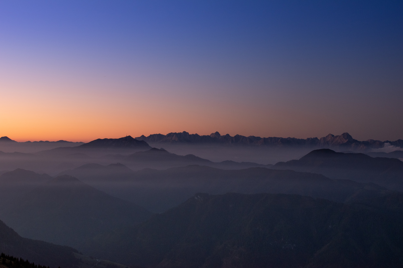 Blick auf die Julischen Alpen zwischen Blauer Stunde und Sonnenaufgang