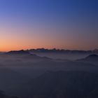 Blick auf die Julischen Alpen zwischen Blauer Stunde und Sonnenaufgang