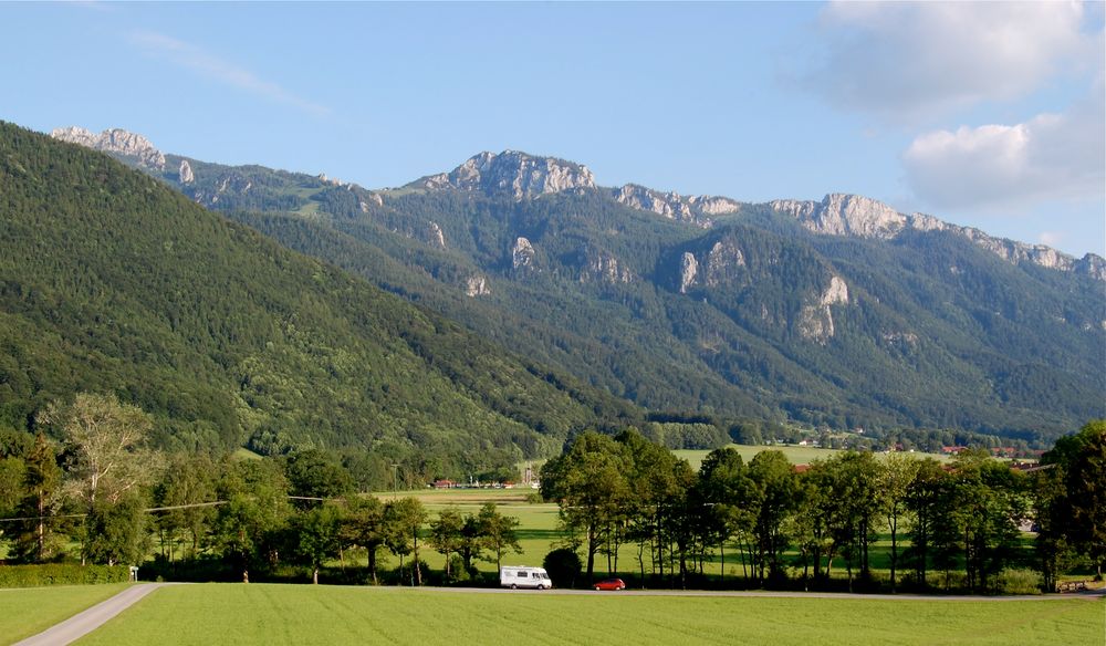 Blick auf die Kampenwand (links) und Scheibenwand (rechts)…