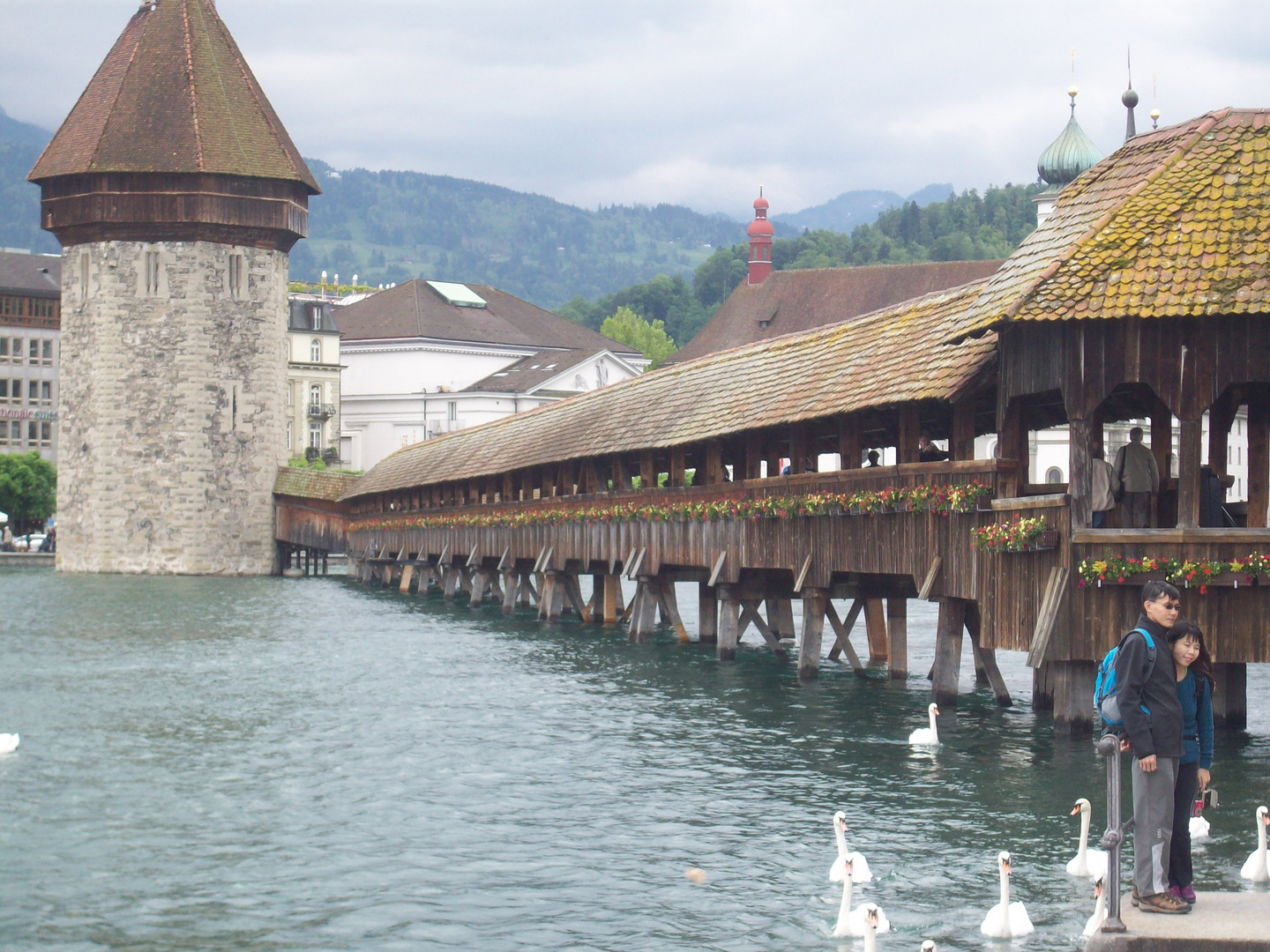 Blick auf die Kapellbrücke mit Wasserturm in Luzern