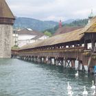 Blick auf die Kapellbrücke mit Wasserturm in Luzern