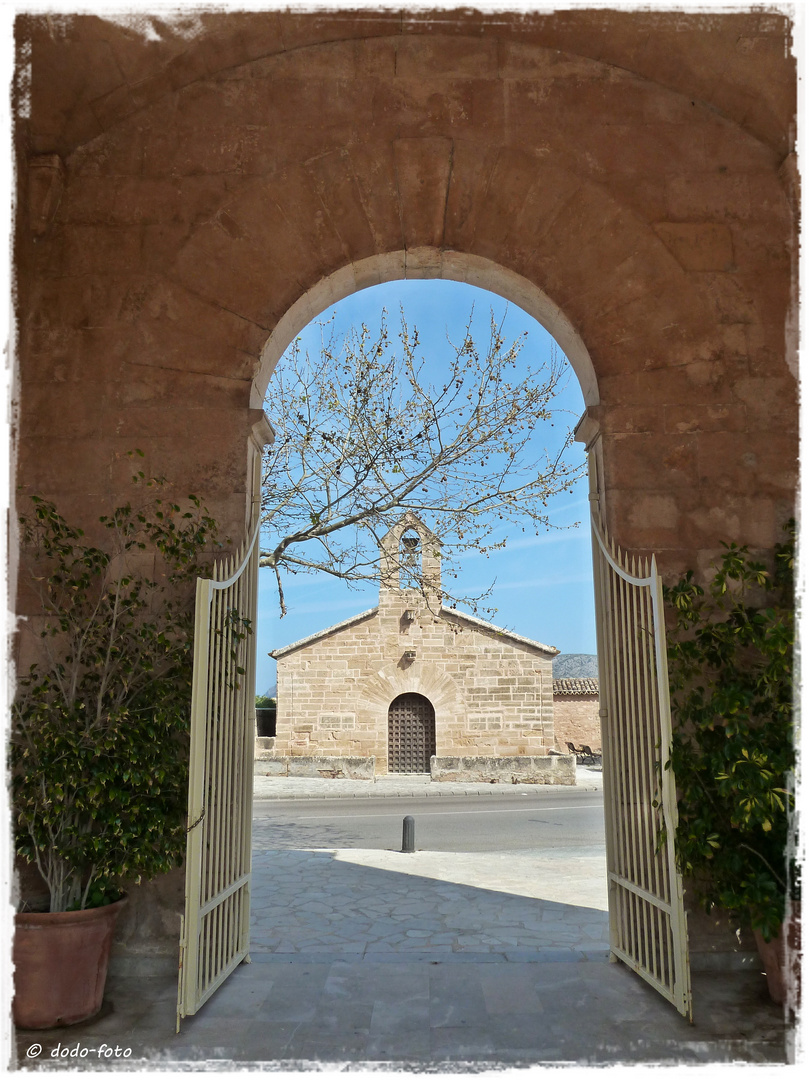 Blick auf die Kapelle