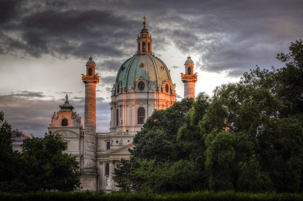 Blick auf die Karlskirche ...