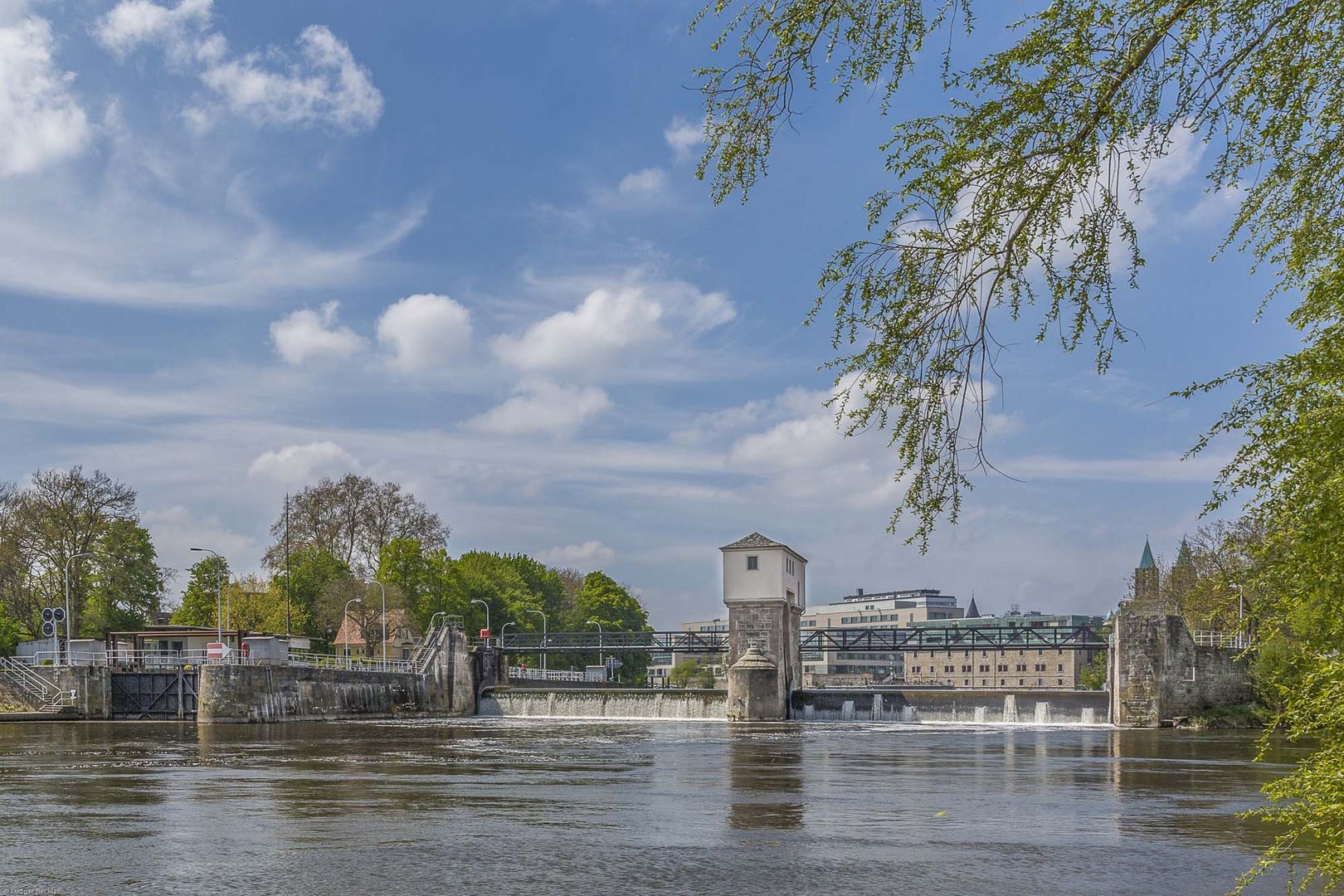 Blick auf die Kasseler Schleuse und das Stauwerk in der Fulda