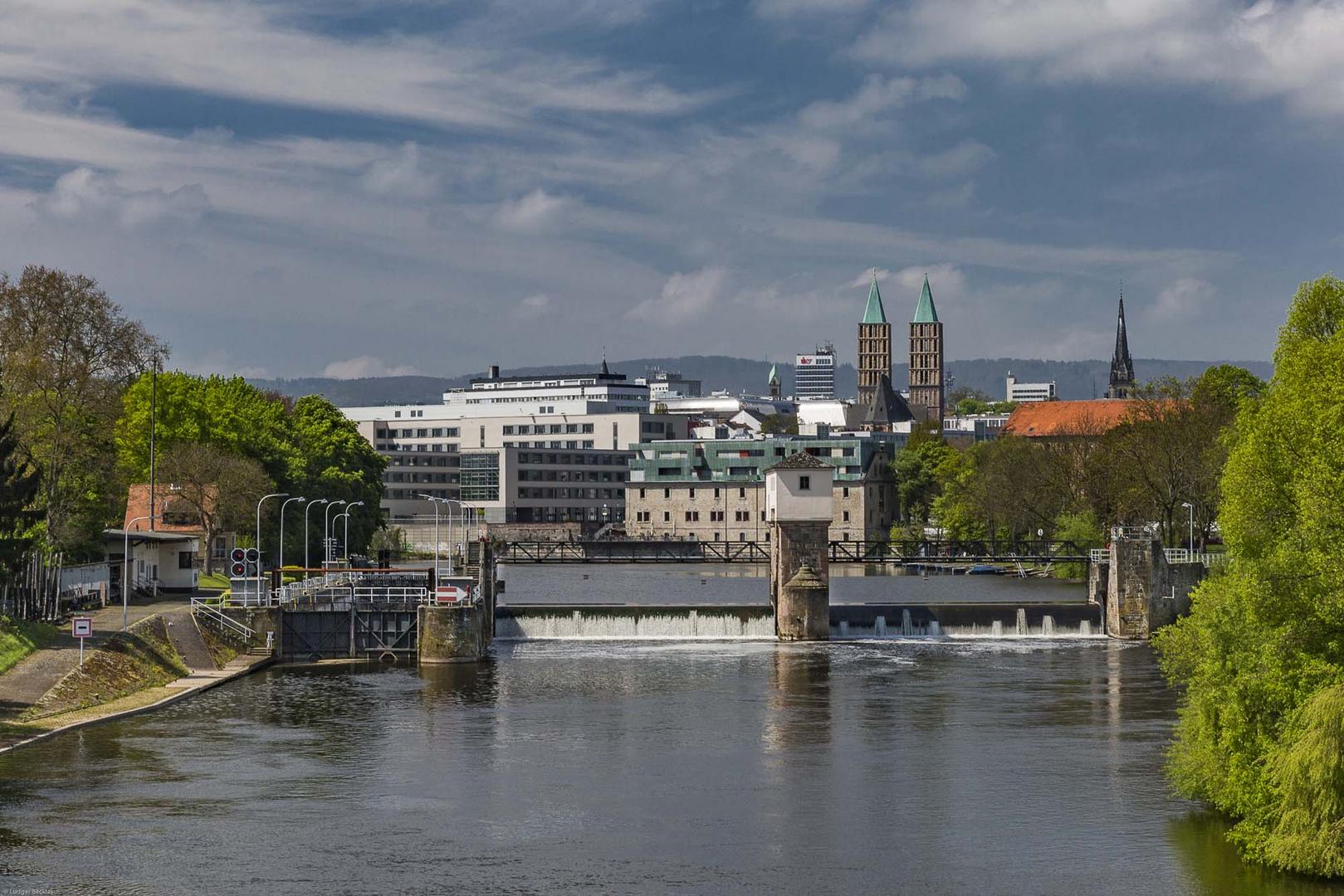 Blick auf die Kasseler Schleuse und das Wehr in der Fulda