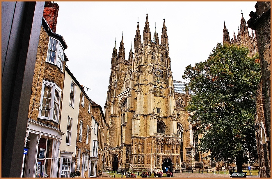 Blick auf die Kathedrale von Canterbury vom Christ Church Gate aus