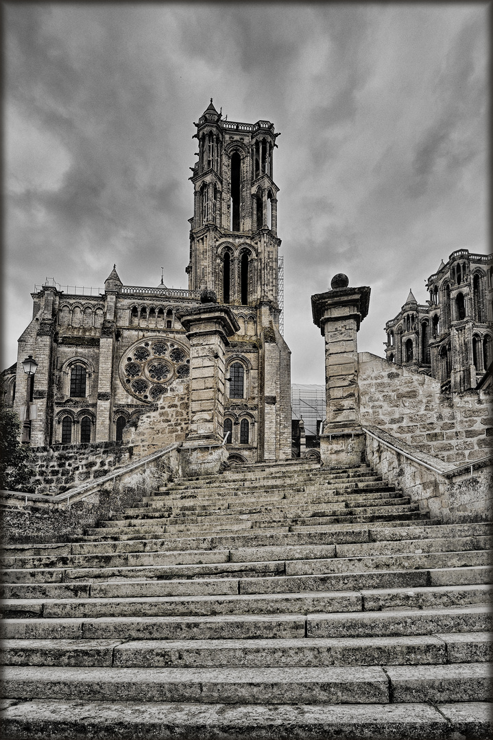 Blick auf die Kathedrale von Laon - Vue sur la cathédrale de Laon